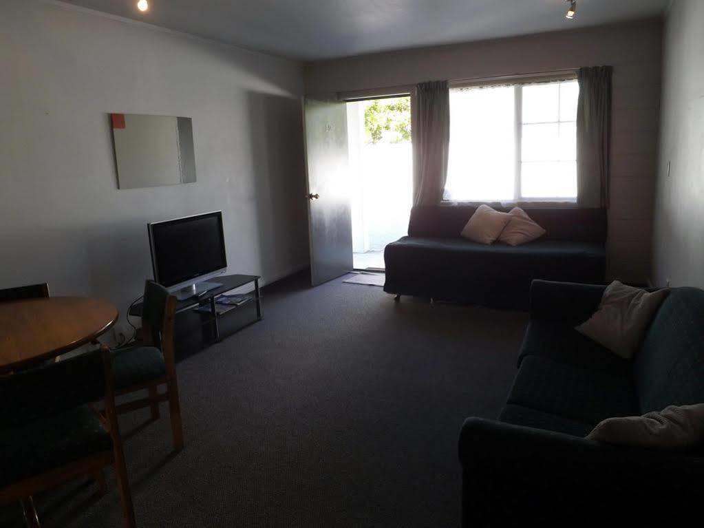 Karaka Tree Motel Taupo Bagian luar foto