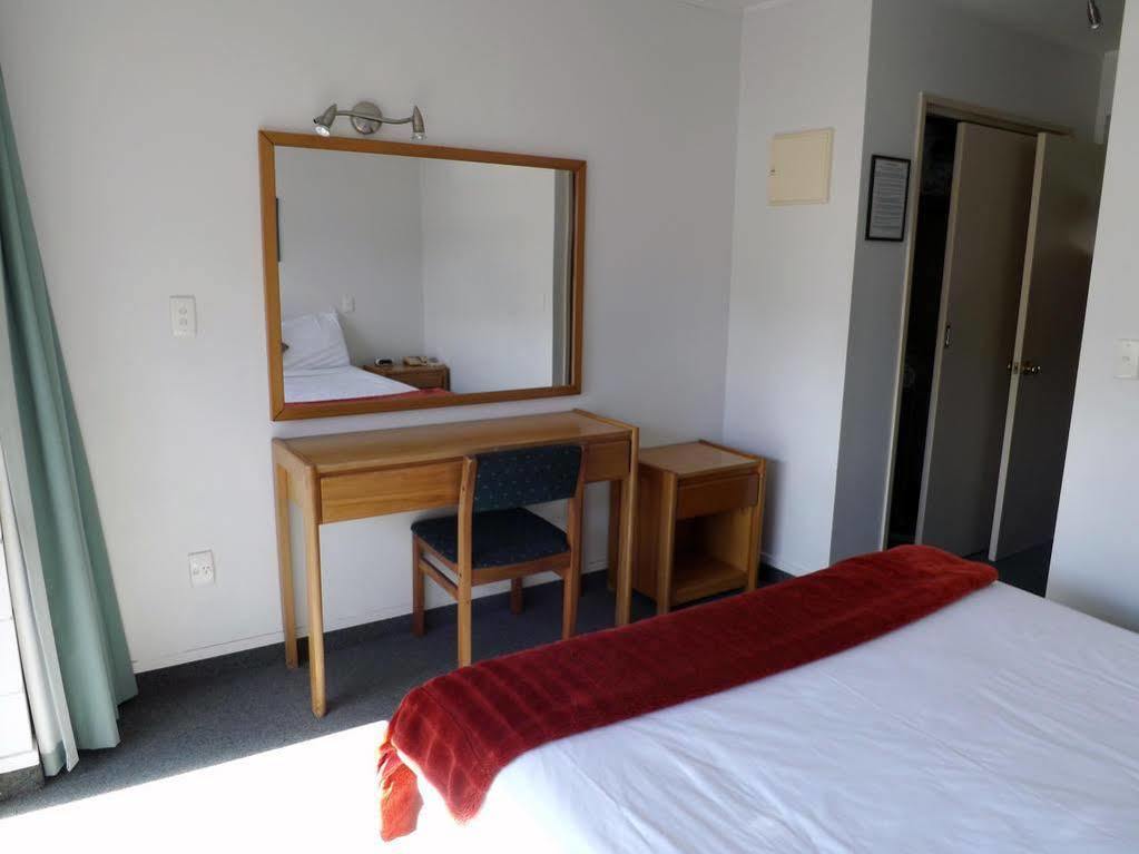 Karaka Tree Motel Taupo Bagian luar foto