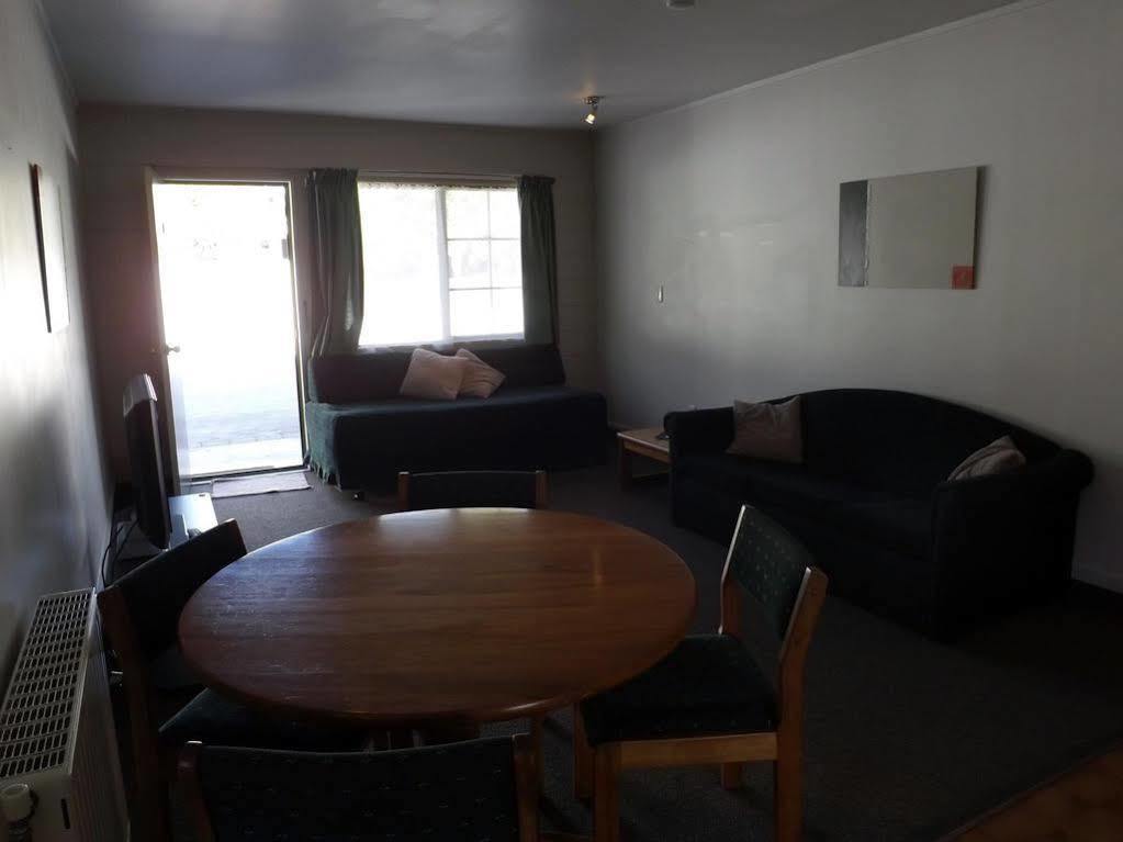 Karaka Tree Motel Taupo Bagian luar foto