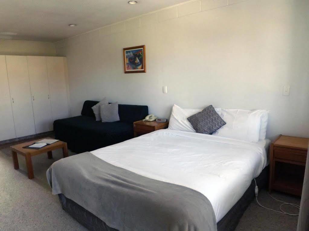 Karaka Tree Motel Taupo Bagian luar foto